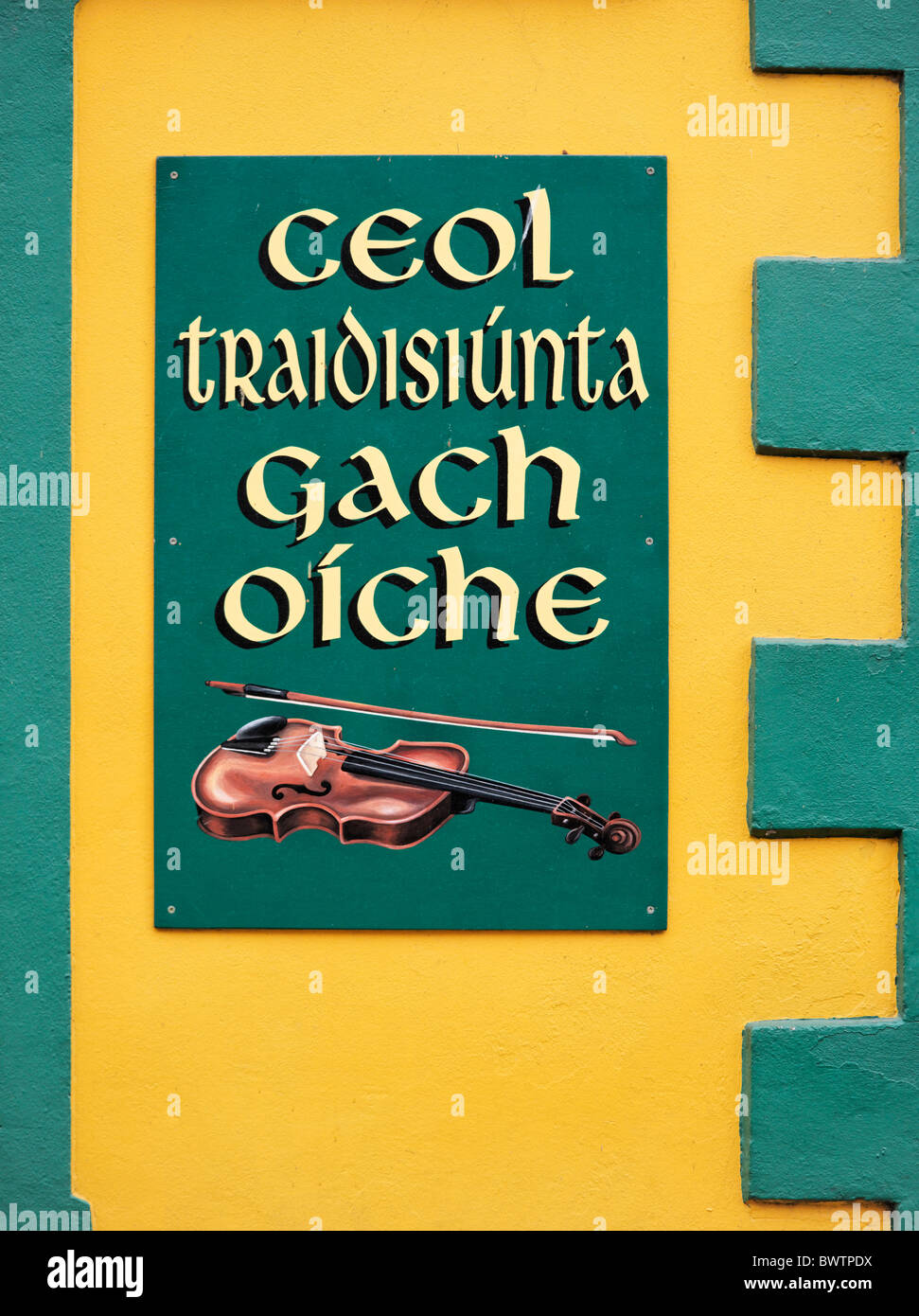 Pub Pubblicità segno musica tradizionale, ogni notte. Dingle, nella contea di kerry, munster, irlanda. Ceol traidisiunta gach oiche. Foto Stock