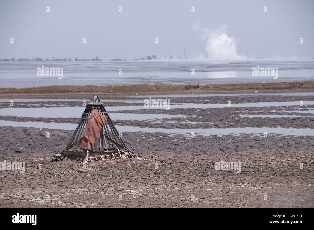 Moschea sepolto nel lago di fango di fango vulcano, disastro ambientale che si è sviluppata dopo la foratura incidente, Sidoarjo Porong, vicino Foto Stock