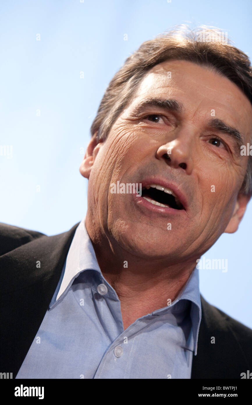 Texas Governor Rick Perry parla alla vittoria repubblicana rally 2010 detenuti elezione notte dopo aver vinto il suo terzo mandato Foto Stock