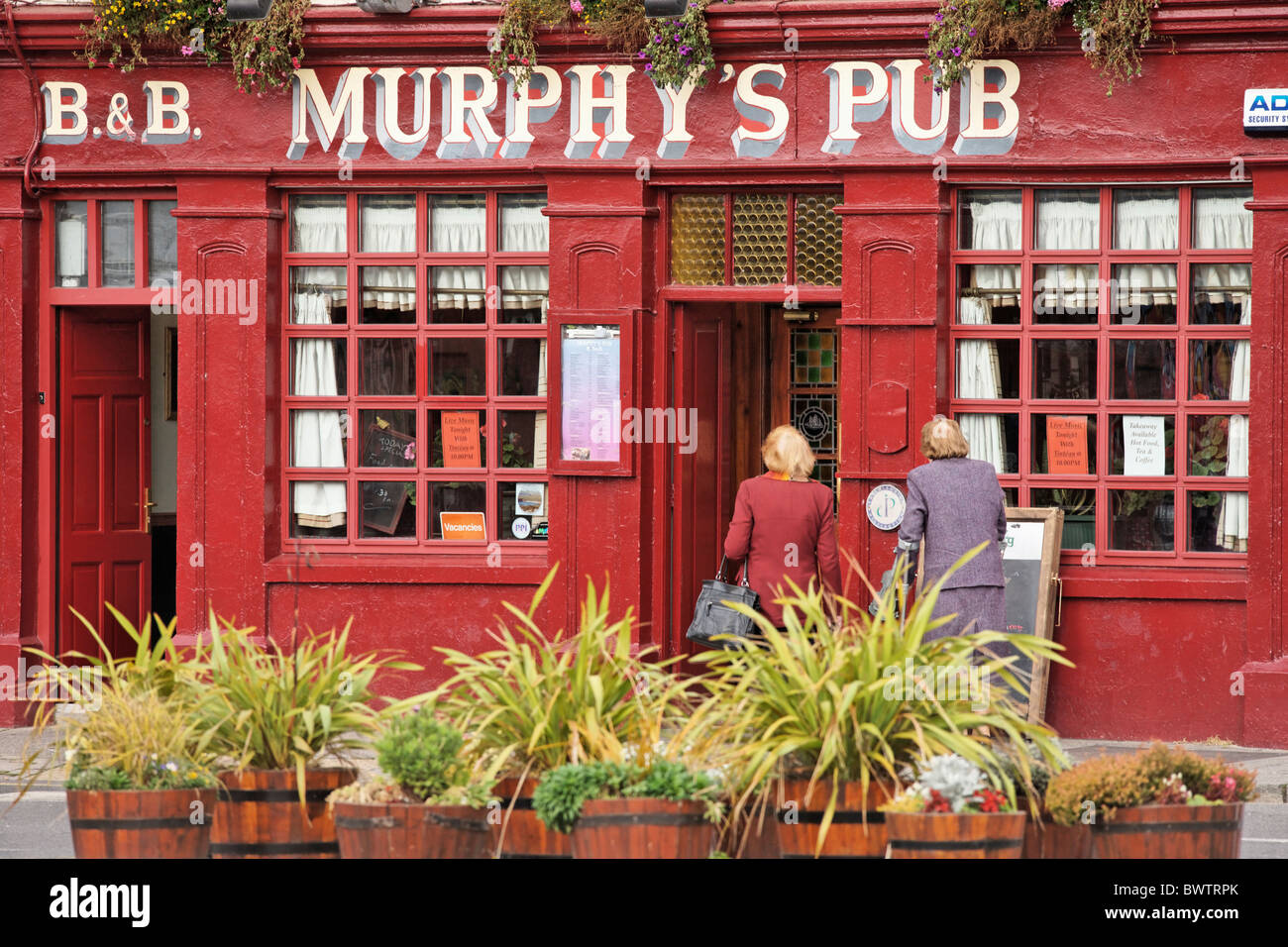 Due donne mature fuori Murphy's Pub, Dingle, nella contea di kerry, munster, irlanda, Foto Stock