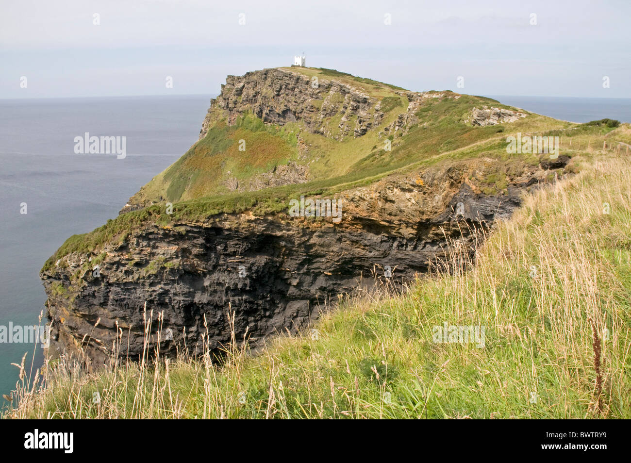 Sulla costa sud occidentale il percorso di avvicinamento del promontorio vicino Boscastle noto come Willapark e la guardia costiera Stazione di vedetta Foto Stock