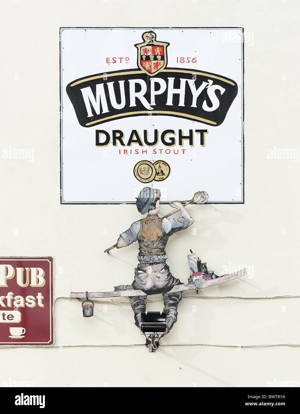 Annuncio per Murphy's bozza, Irish Stout, sul lato di Murphy's Pub, Dingle, nella contea di kerry, munster, irlanda. Foto Stock
