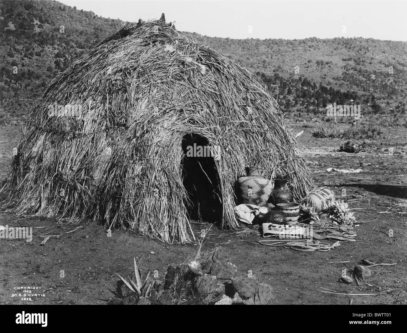 USA America Stati Uniti Nord America Stati Uniti d'America gli Indiani Apache Wickiup primitiva capanna histori Foto Stock
