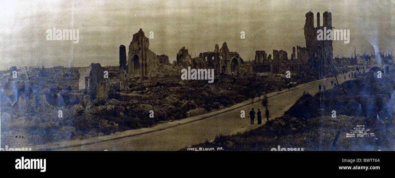 Ypres Ieper Belgio Europa I Guerra Mondiale WW1 detriti distruzione città distrutte 1919 rovine della città esercito rovinato Foto Stock
