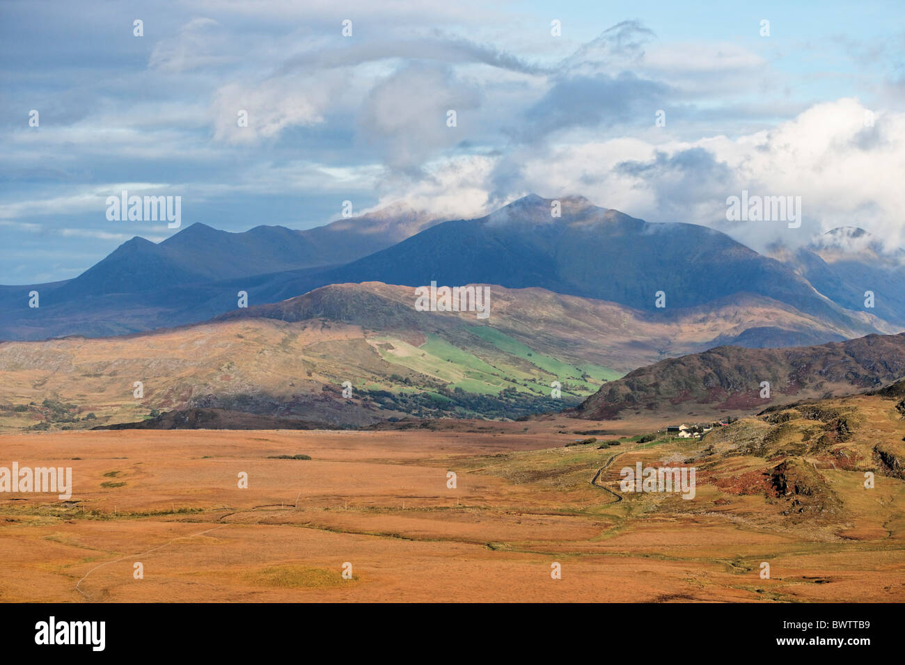 Il Macgillycuddy Reeks, nella contea di kerry, munster, irlanda. Vista da Ballaghisheen passano in occidente Foto Stock