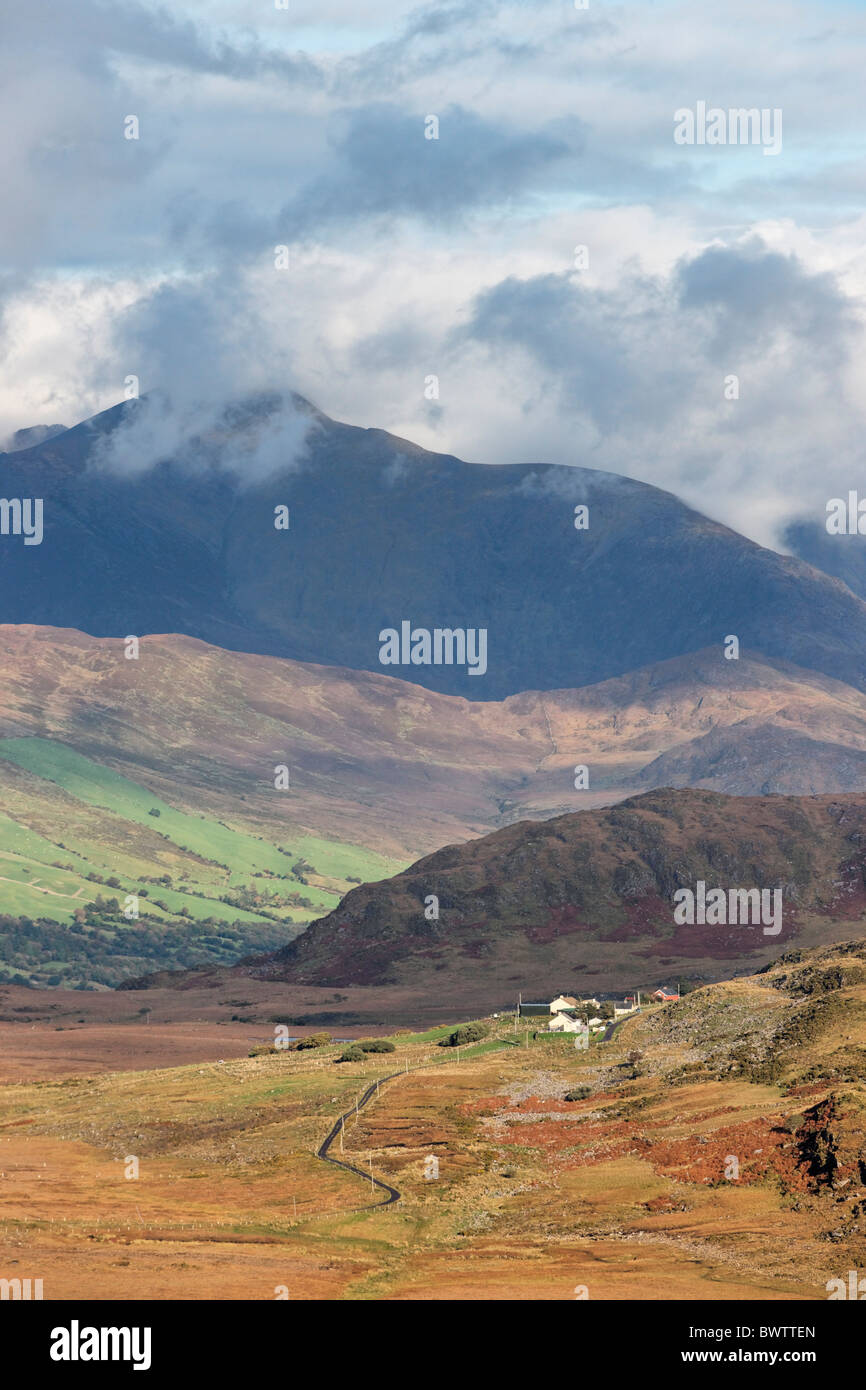 Il Macgillycuddy Reeks, nella contea di kerry, munster, irlanda. Vista da Ballaghisheen passano in occidente Foto Stock