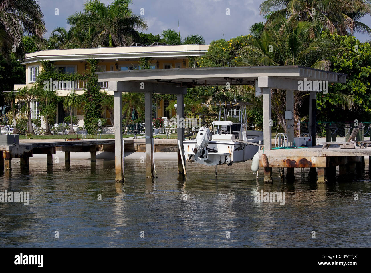 Casa di lusso e rimessaggio barche sul lungomare nel West Palm Beach Florida Foto Stock