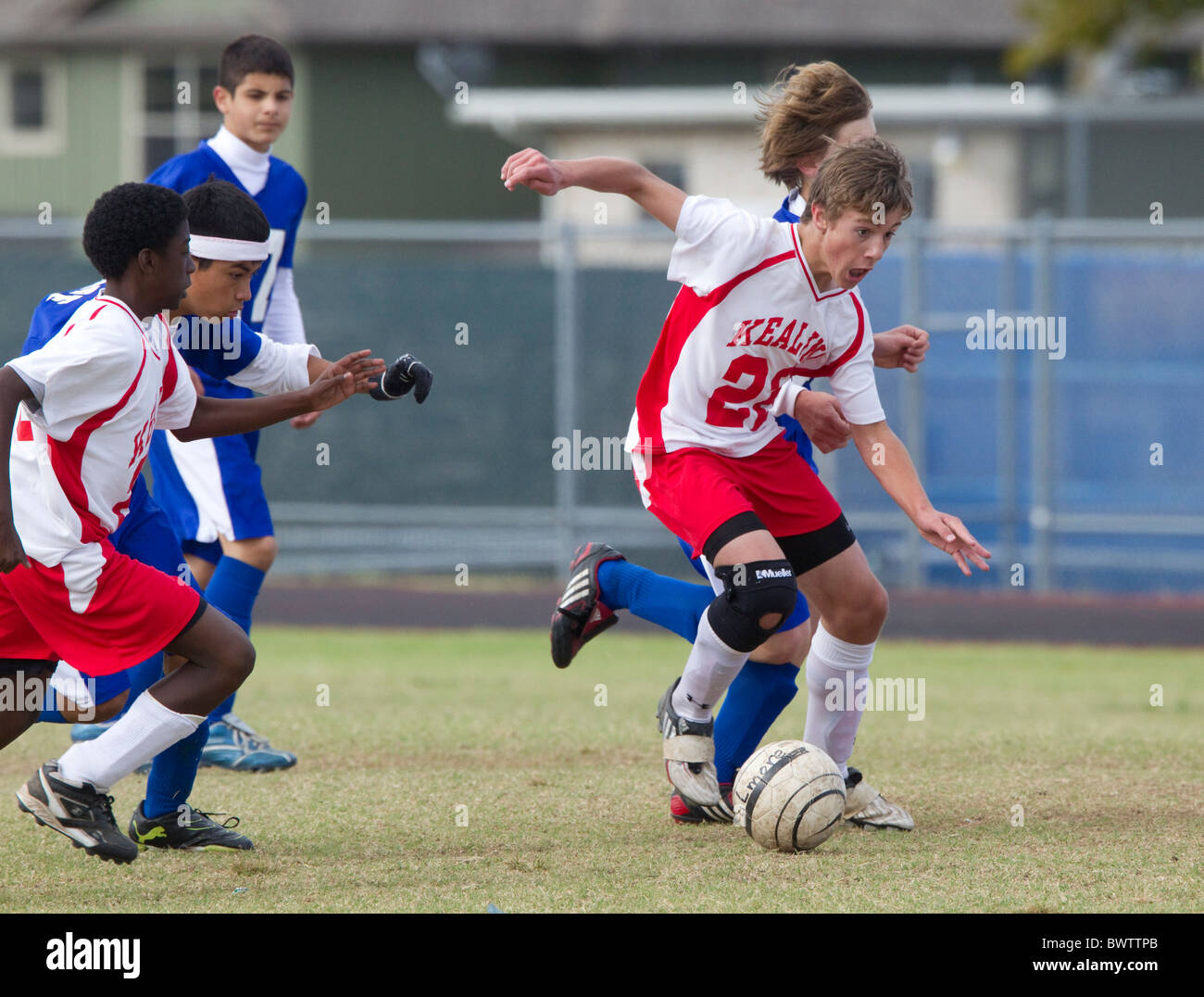 Settimo e ottavo grado ragazzi di 13 e 14 giocare a calcio per la loro scuola le squadre in una partita di campionato di Austin in Texas Foto Stock