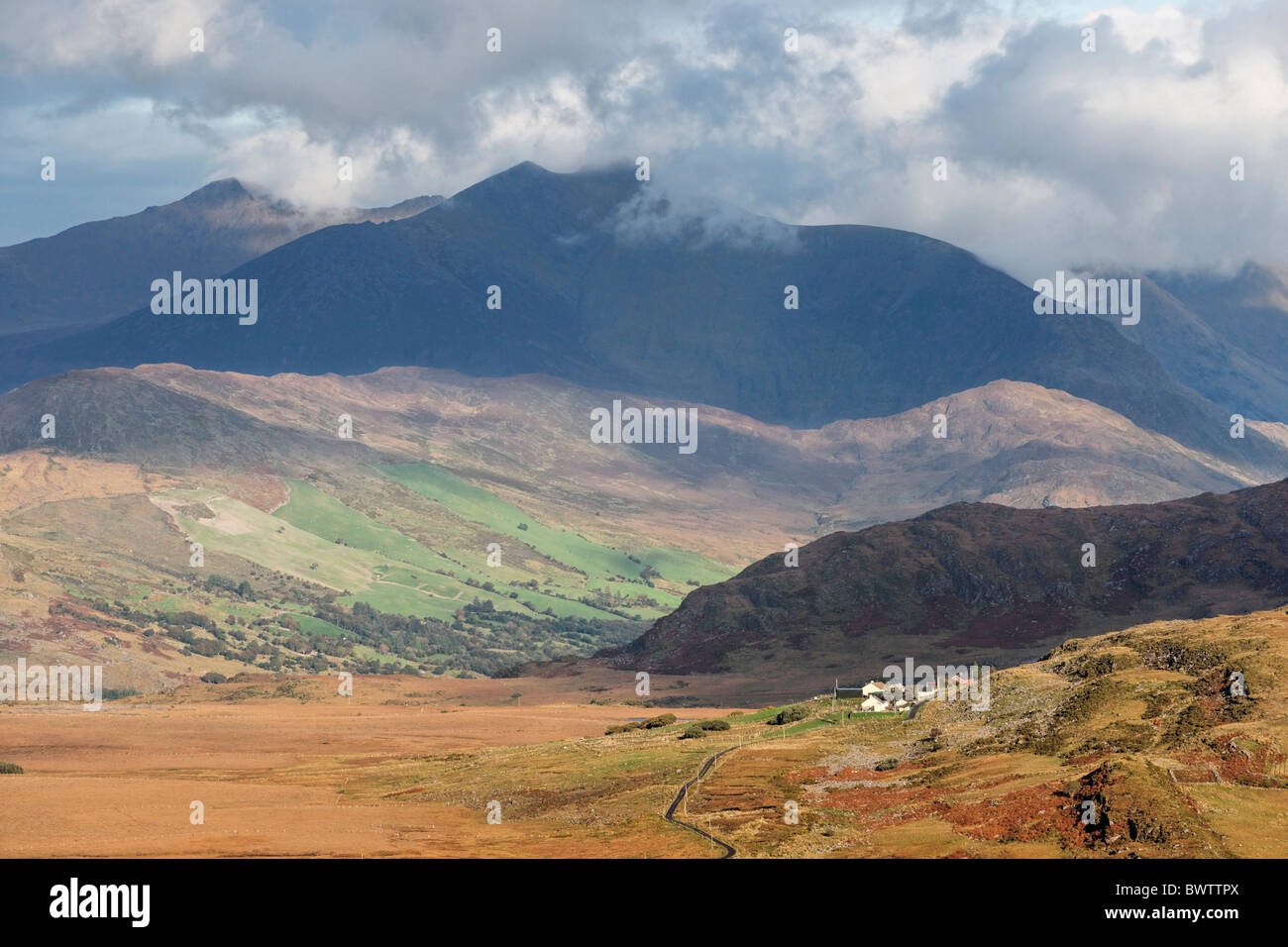 Il Macgillycuddy Reeks, nella contea di kerry, munster, irlanda. Vista da Ballaghisheen passano in occidente Foto Stock