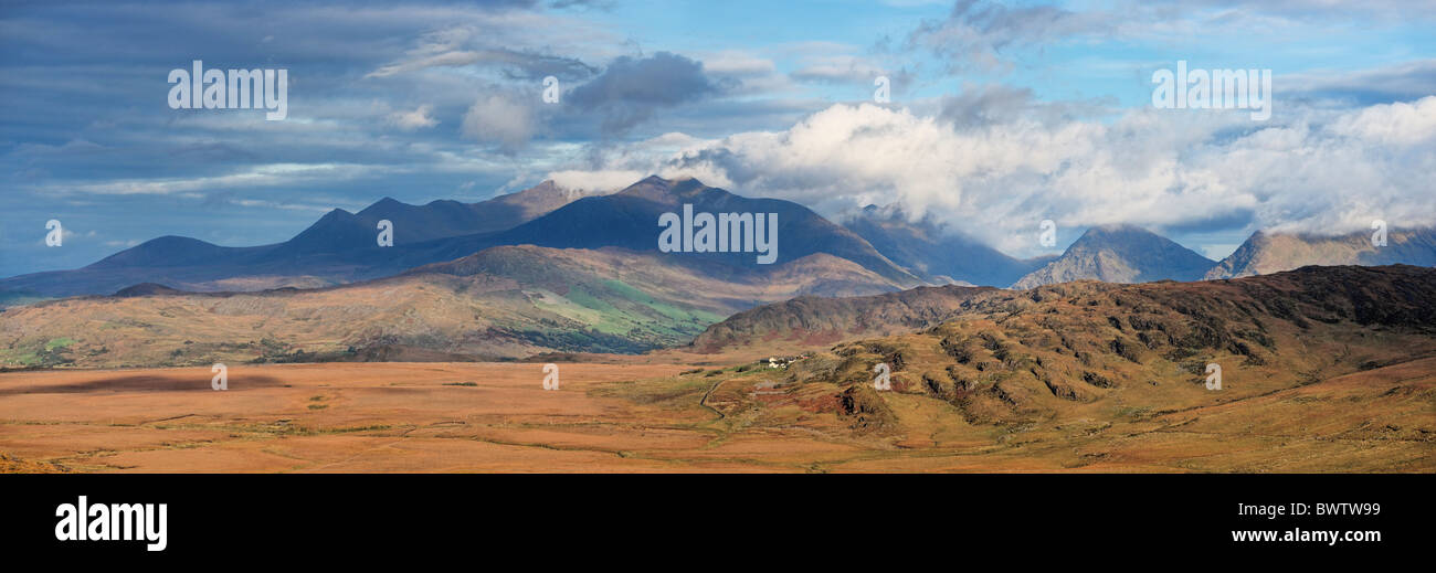 Il Macgillycuddy Reeks, nella contea di kerry, munster, irlanda. Vista da Ballaghisheen passano in occidente Foto Stock