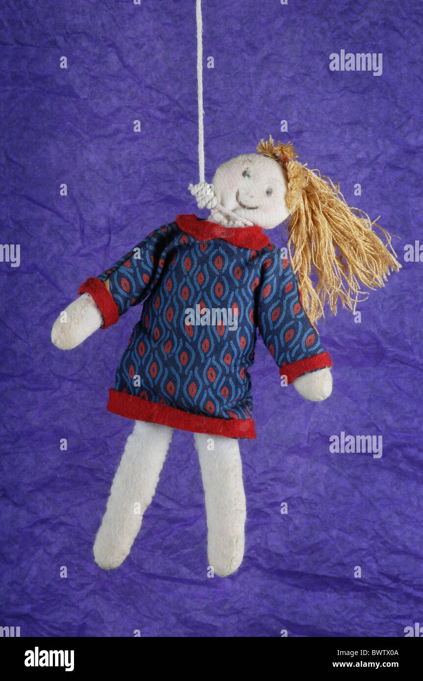 Appendere la bambola, ideale per uso come una metafora o un concetto -  Giovanni Gollop Foto stock - Alamy
