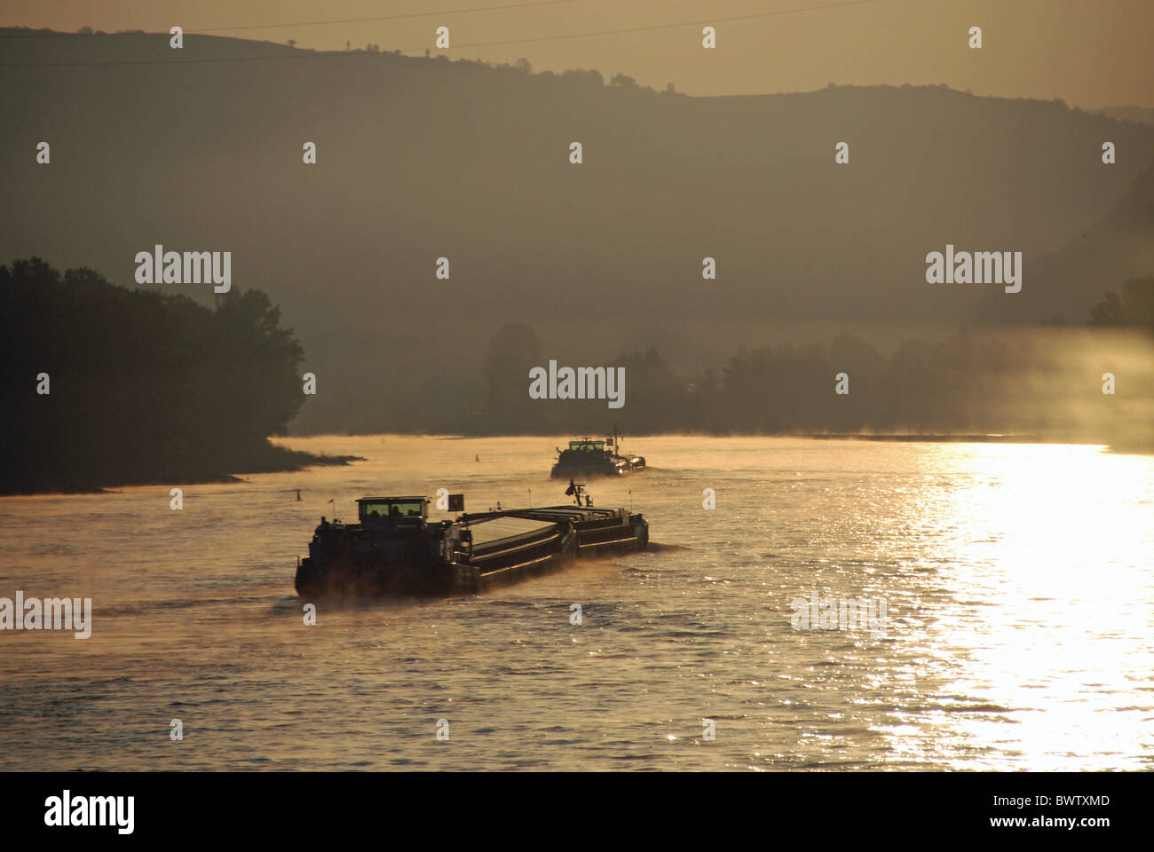 La navigazione interna crepuscolo Germania Europa fiume Reno infrastructure lo spuntar del giorno mattina mattina umore navigation n. Foto Stock