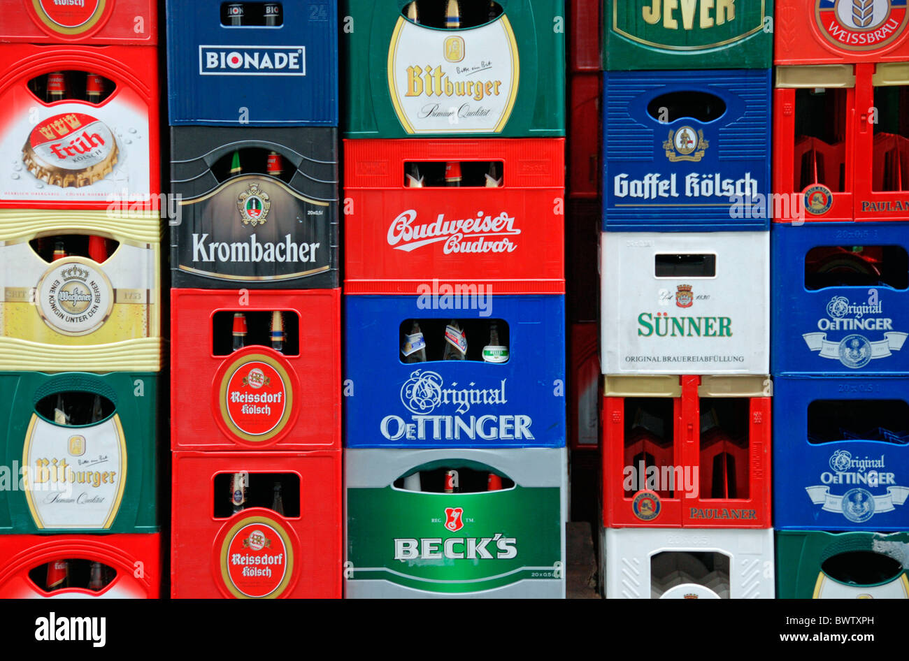 Germania Europa Europa Cologne City cassa casse di marche di birra pila impilati gastronomia bevande alimentari bever Foto Stock