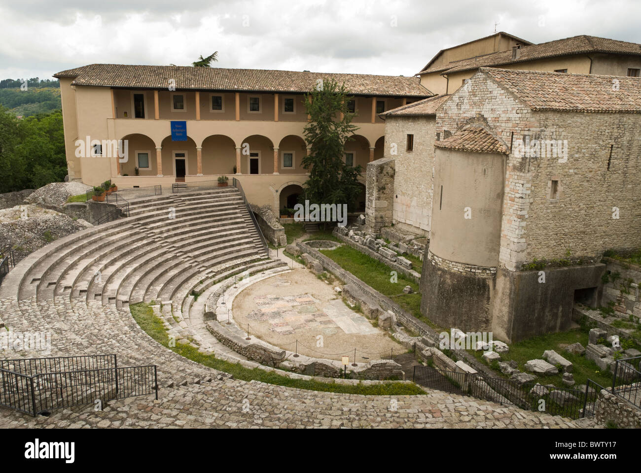 La rovina di anfiteatro a Piazza della Liberta, spoleto, Umbria Foto Stock
