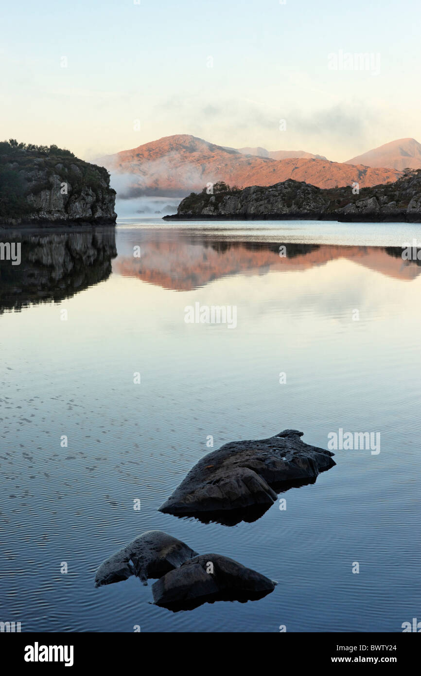 Riflessioni di montagna nel Lago Superiore, Parco Nazionale di Killarney, nella contea di kerry, munster, irlanda. Foto Stock