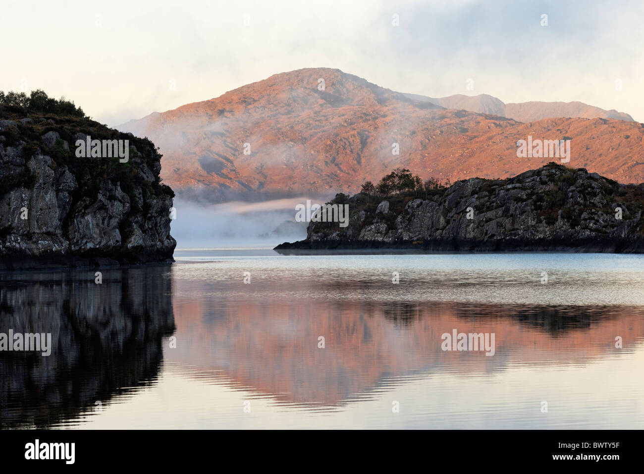 Riflessioni di montagna nel Lago Superiore, Parco Nazionale di Killarney, nella contea di kerry, munster, irlanda. Foto Stock