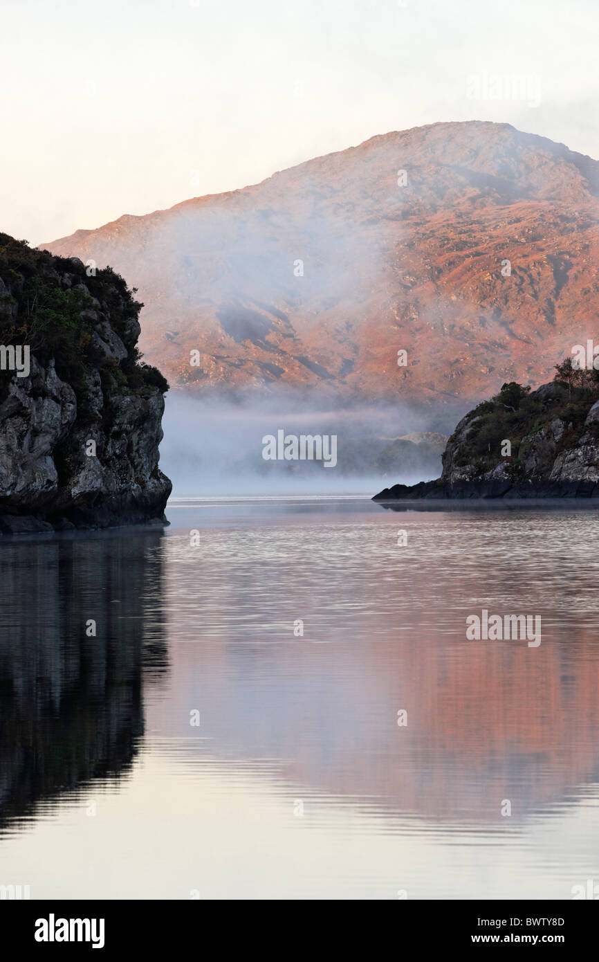 Riflessioni di montagna nel Lago Superiore, Parco Nazionale di Killarney, nella contea di kerry, munster, irlanda. Foto Stock