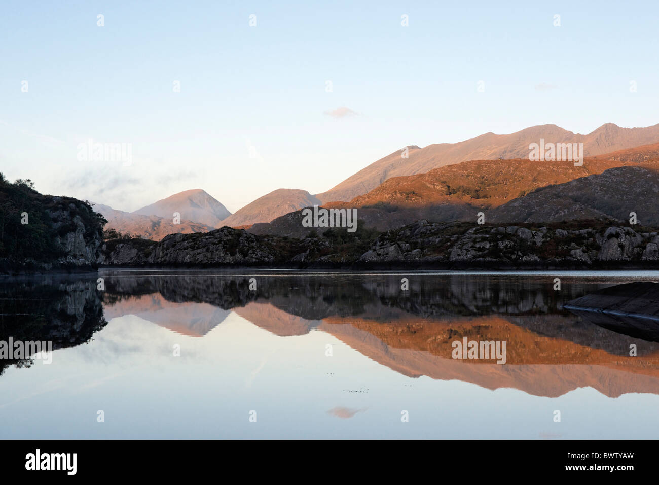 Riflessioni di montagna nel Lago Superiore, Parco Nazionale di Killarney, nella contea di kerry, munster, irlanda. Foto Stock