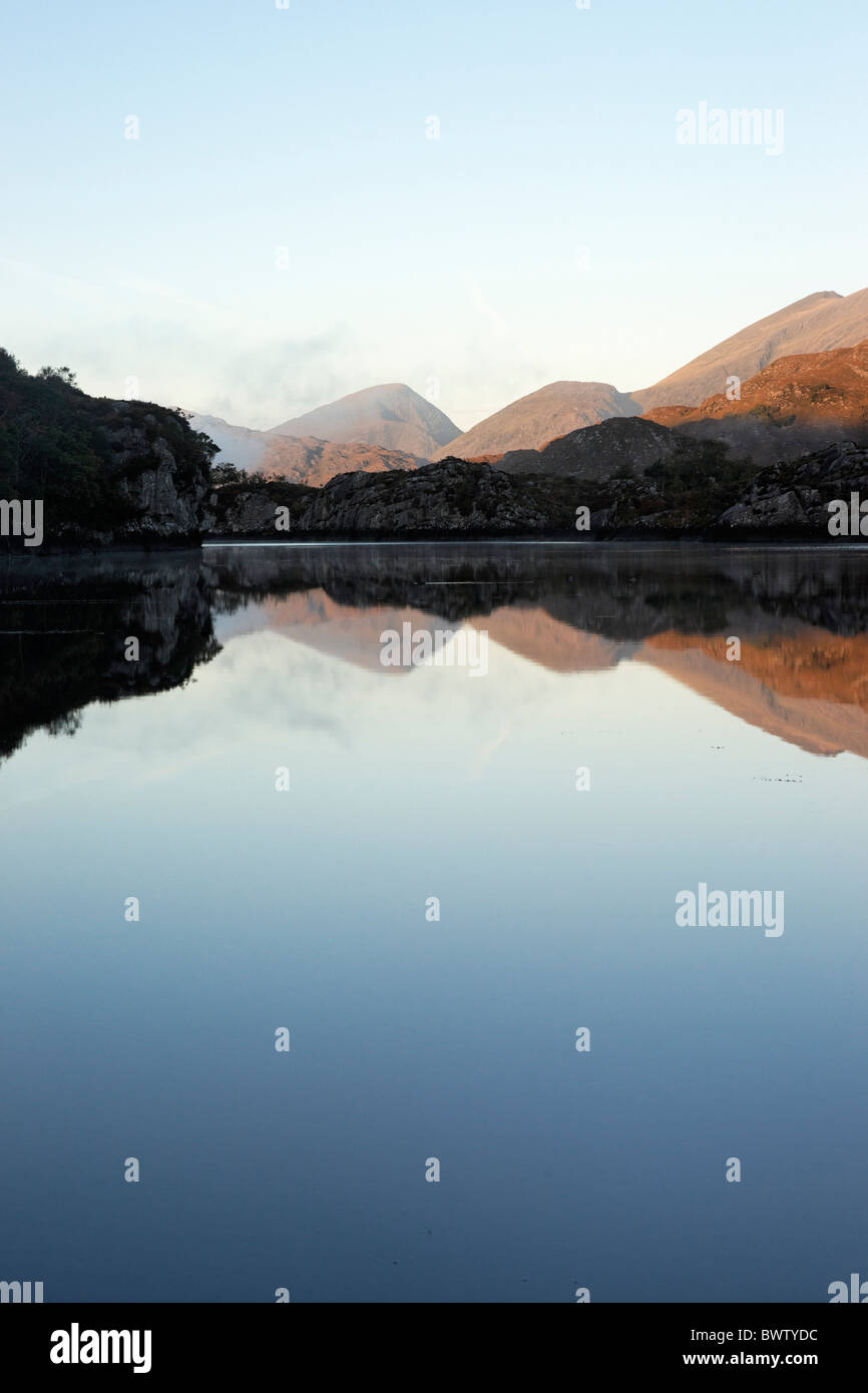 Riflessioni di montagna nel Lago Superiore, Parco Nazionale di Killarney, nella contea di kerry, munster, irlanda. Foto Stock