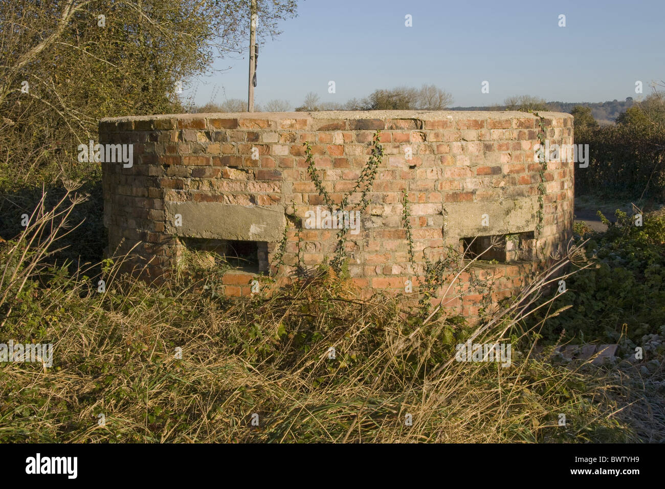 Abbandonare l'architettura abbandonati Autunno Autunno autunnale di cielo blu di mattoni blu Gran Bretagna British Bunker Bunker di calcestruzzo a Camino Foto Stock