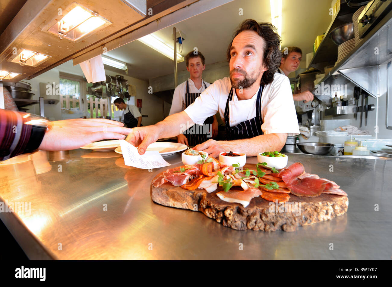 Capo Chef Stefano Terry al Hardwick vicino a Abergavenny assemblaggio di un consiglio di amministrazione di affettati 2008 Foto Stock