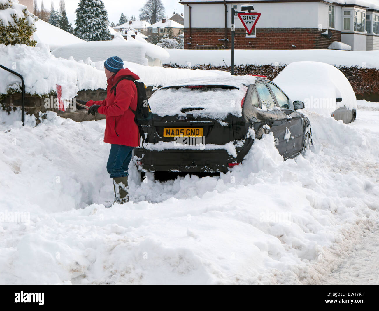 Macchina di scavo fuori nella neve pesante Foto Stock