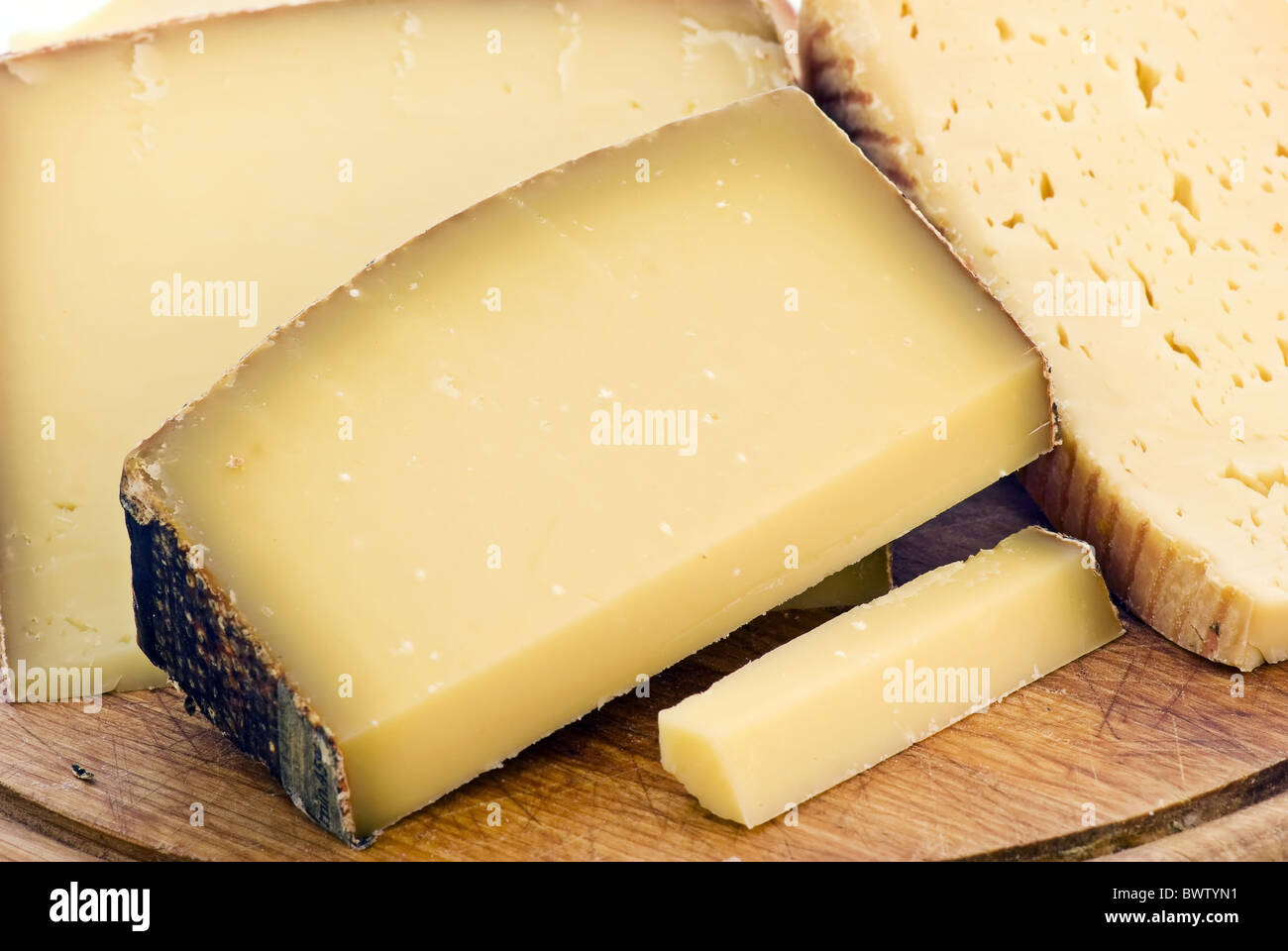 Formaggio di montagna colletion come primo piano su di un tagliere Foto Stock