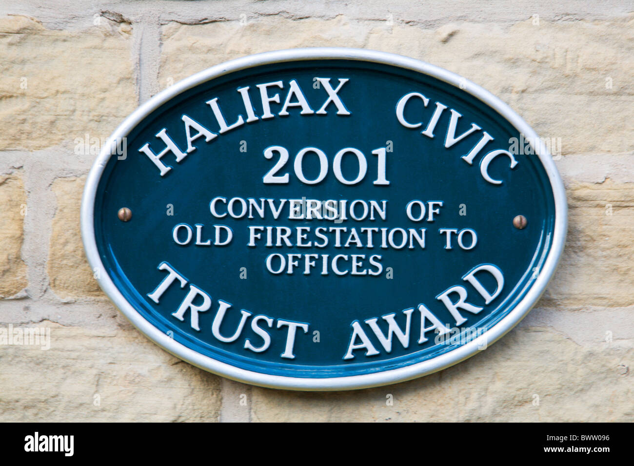 Civic Trust Award lapide sulla vecchia stazione dei vigili del fuoco a Dean Clough Halifax West Yorkshire Inghilterra Foto Stock Civic Trust Award lapide sulla vecchia stazione dei vigili del fuoco a Dean Clough Halifax West Yorkshire Inghilterra Foto Stock