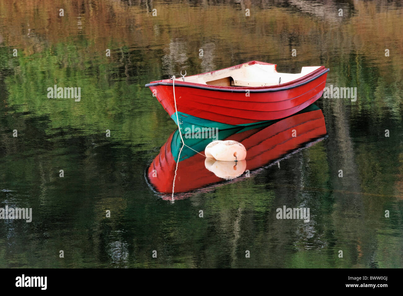 Rosso barca a remi ormeggiate in Cove Harbour, il Castello di Baia, County Kerry, munster, irlanda. Foto Stock