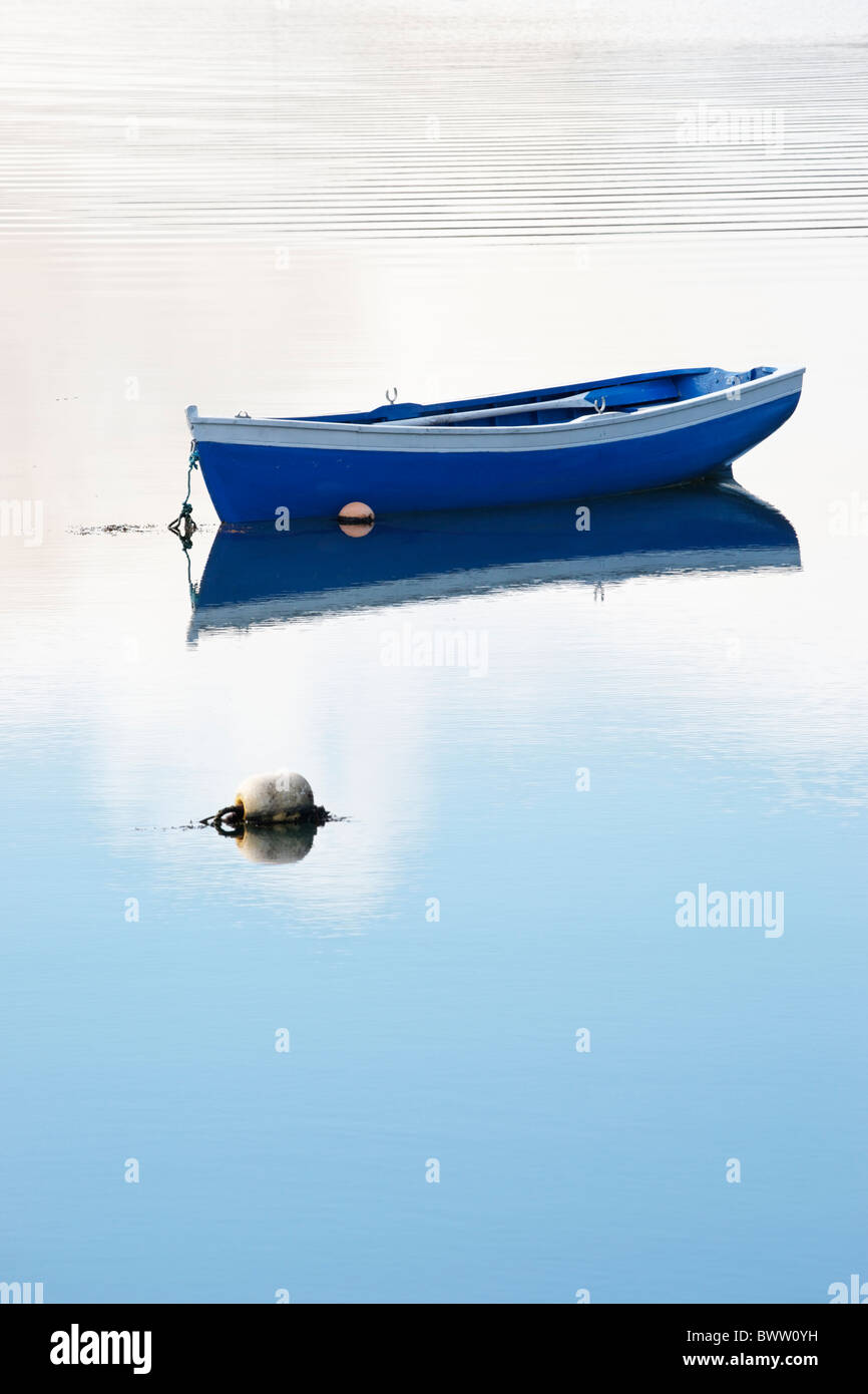Blu barca a remi ormeggiate in Cove Harbour, il Castello di Baia, County Kerry, munster, irlanda. Foto Stock