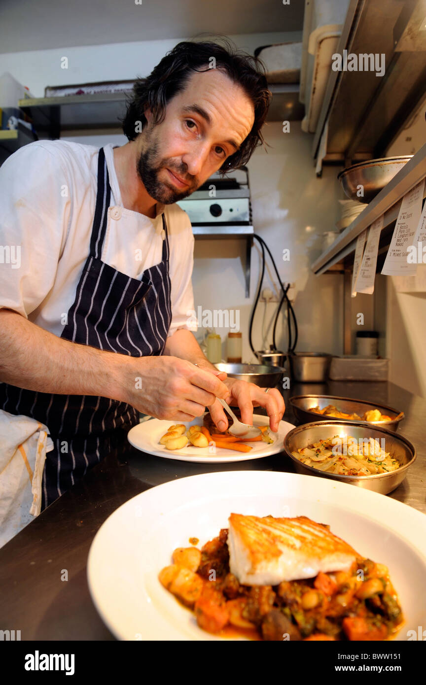 Capo Chef Stefano Terry si applica tocchi di rifinitura per i pasti andando verso la sala da pranzo presso il Hardwick vicino a Abergavenny 2008 Foto Stock