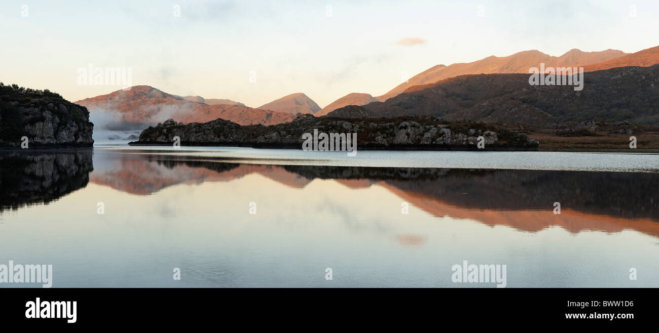 Riflessioni di montagna nel Lago Superiore, Parco Nazionale di Killarney, nella contea di kerry, munster, irlanda. Foto Stock