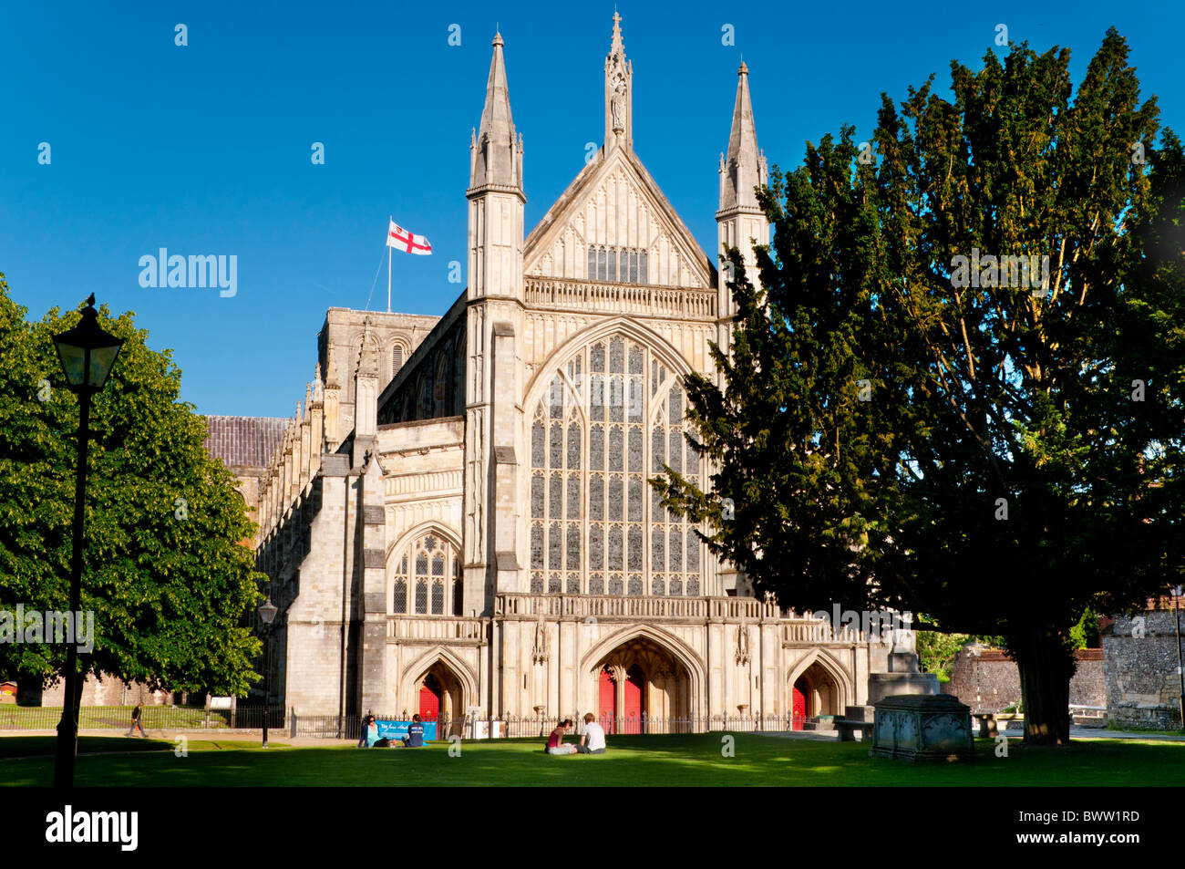 Bandiera di St George battenti sulla Cattedrale di Winchester Hampshire Inghilterra in estate porta occidentale vista Foto Stock