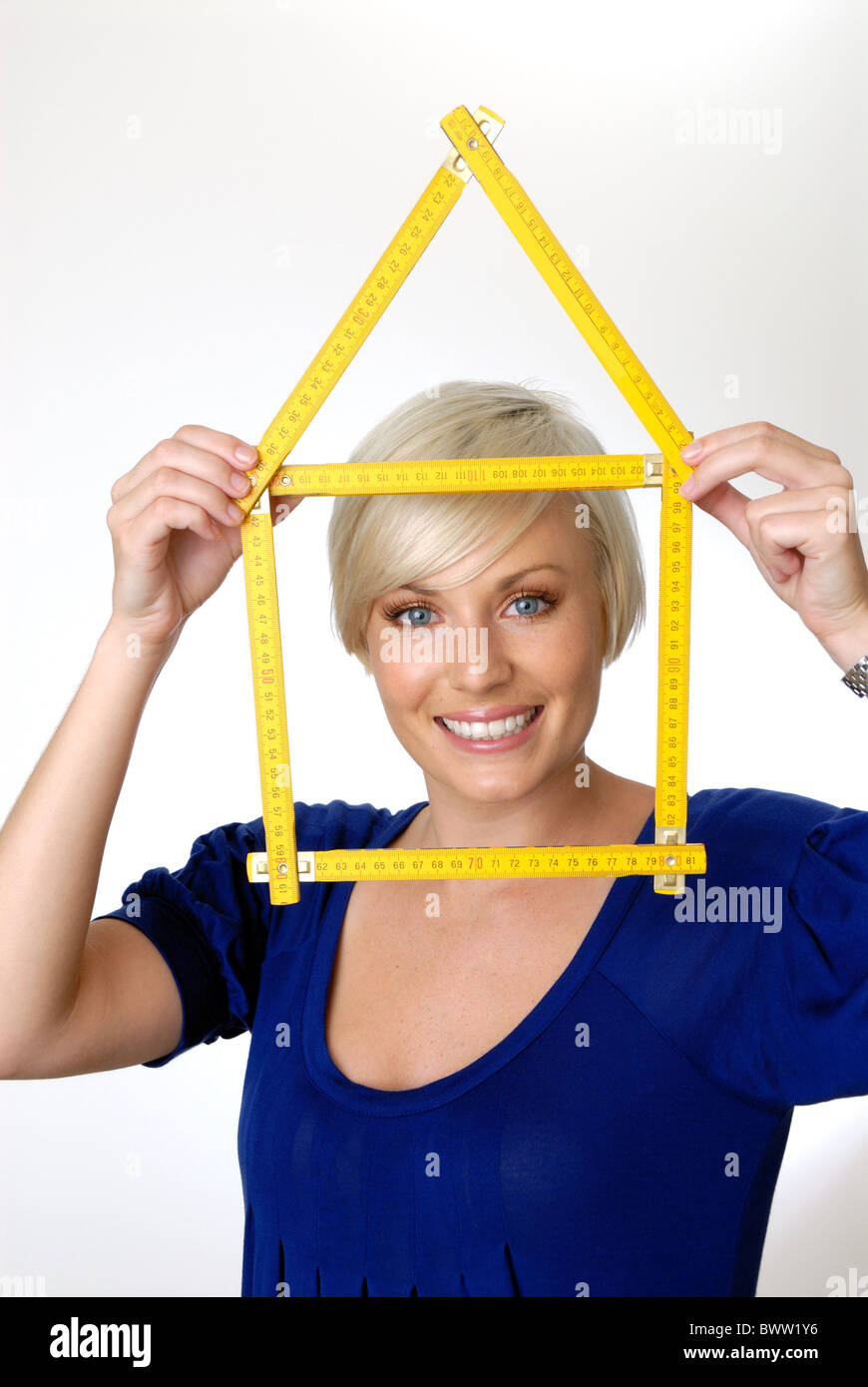 Donna giovane biondo ritratto casa propria home gioia di ridere risate simbolo edificio simbolico costruire constructi Foto Stock