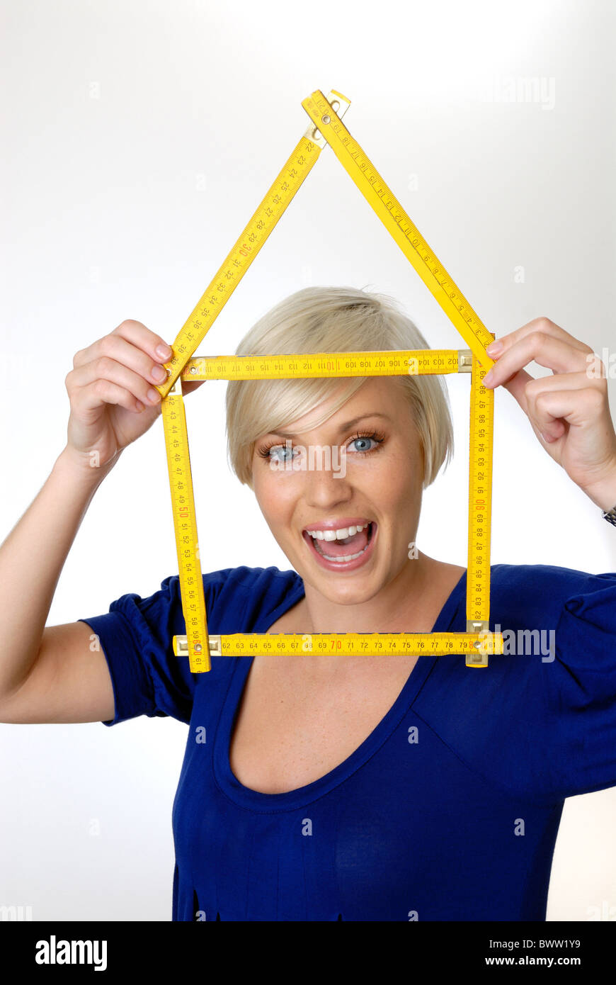 Donna giovane biondo ritratto casa propria home gioia di ridere risate simbolo edificio simbolico costruire constructi Foto Stock
