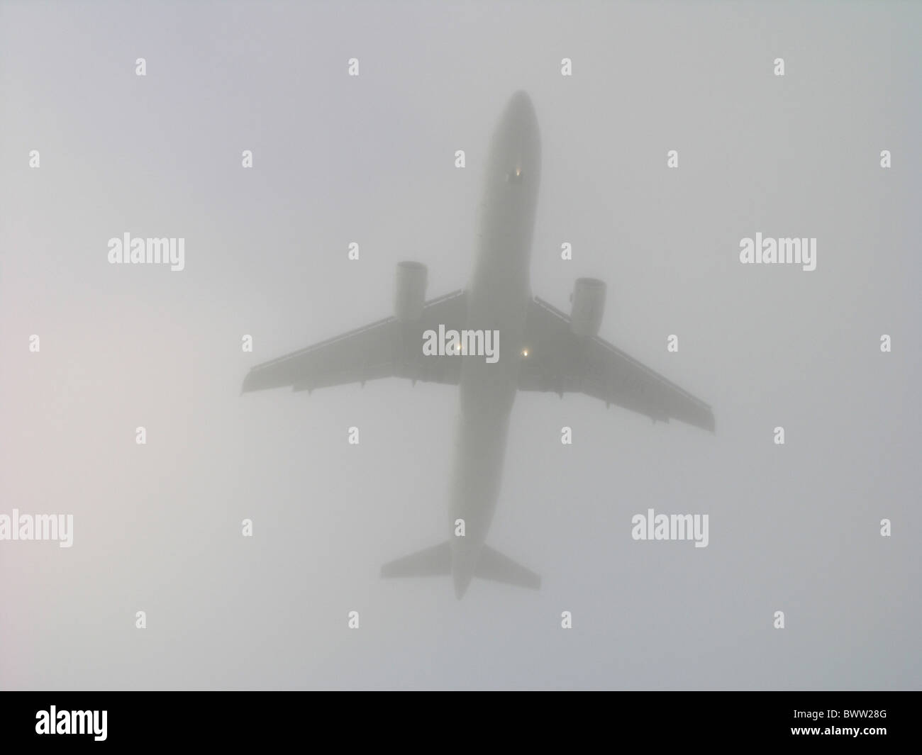 Aereo Aereo Aereo di attenuazione del rumore Silhouette travel battenti volare aviation nebbia foggy maltempo prob. Foto Stock