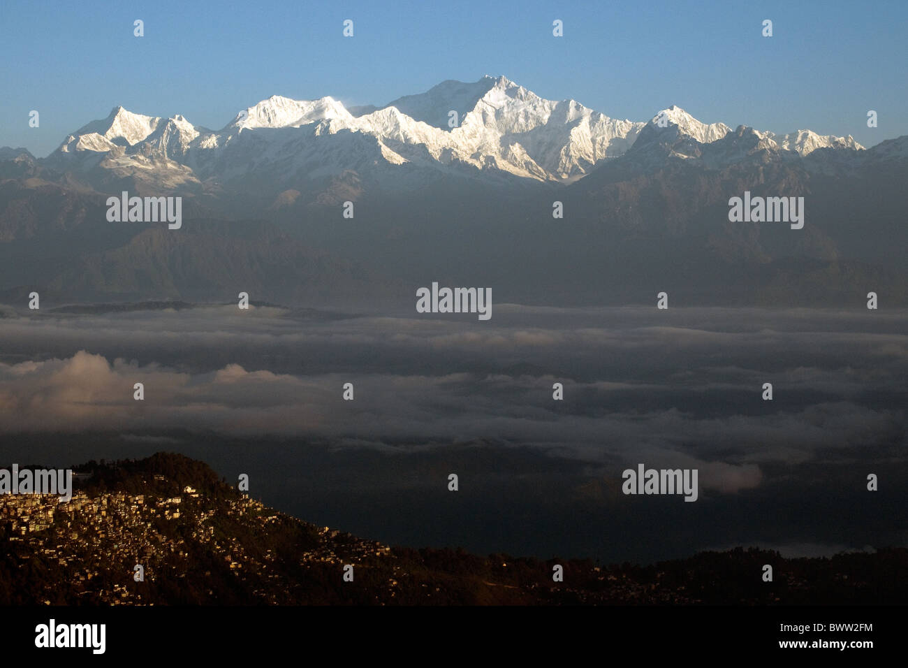 La mattina presto del sole sulla cime del Monte Kangchendzonga, a 8,595-m il mondo della terza montagna più alta Foto Stock