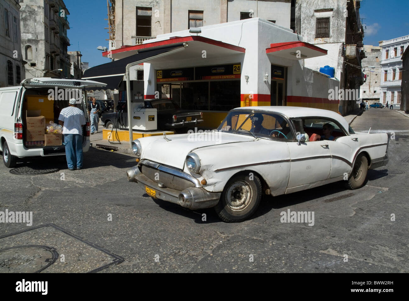 Classic American auto passando da una stazione di gas a l'Avana, Cuba. Foto Stock