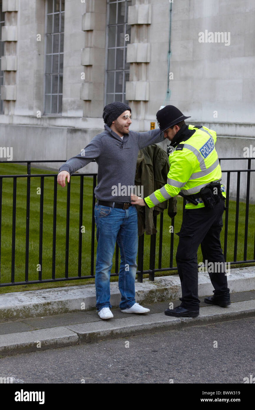 Londra, Regno Unito. Un dimostrante è cercato nel corso di una protesta studentesca contro la prevista tassa di iscrizione sorge Foto Stock