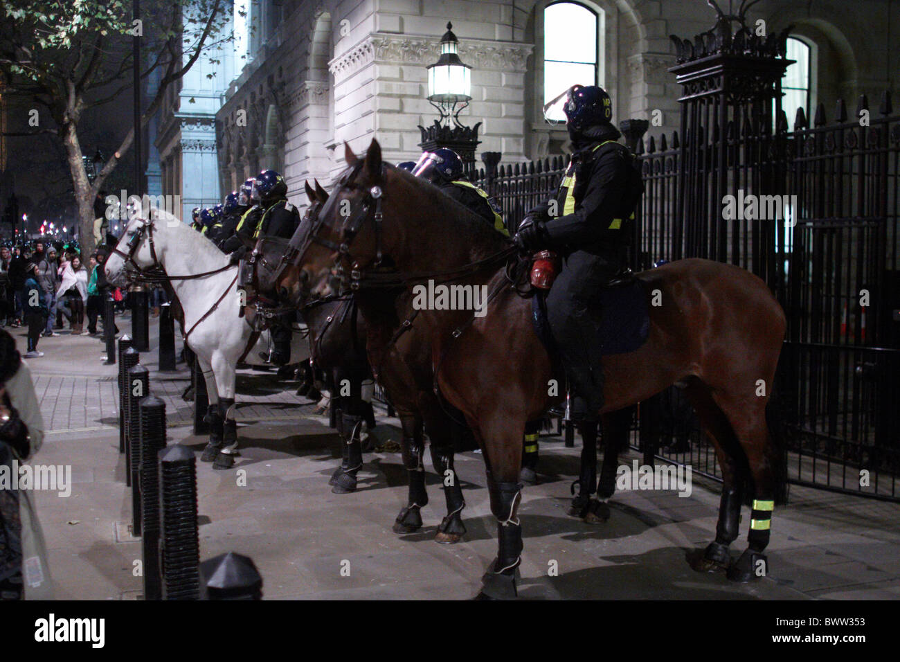 Londra, Regno Unito. Polizia montata nel corso di una protesta studentesca contro la prevista tassa di iscrizione sorge Foto Stock