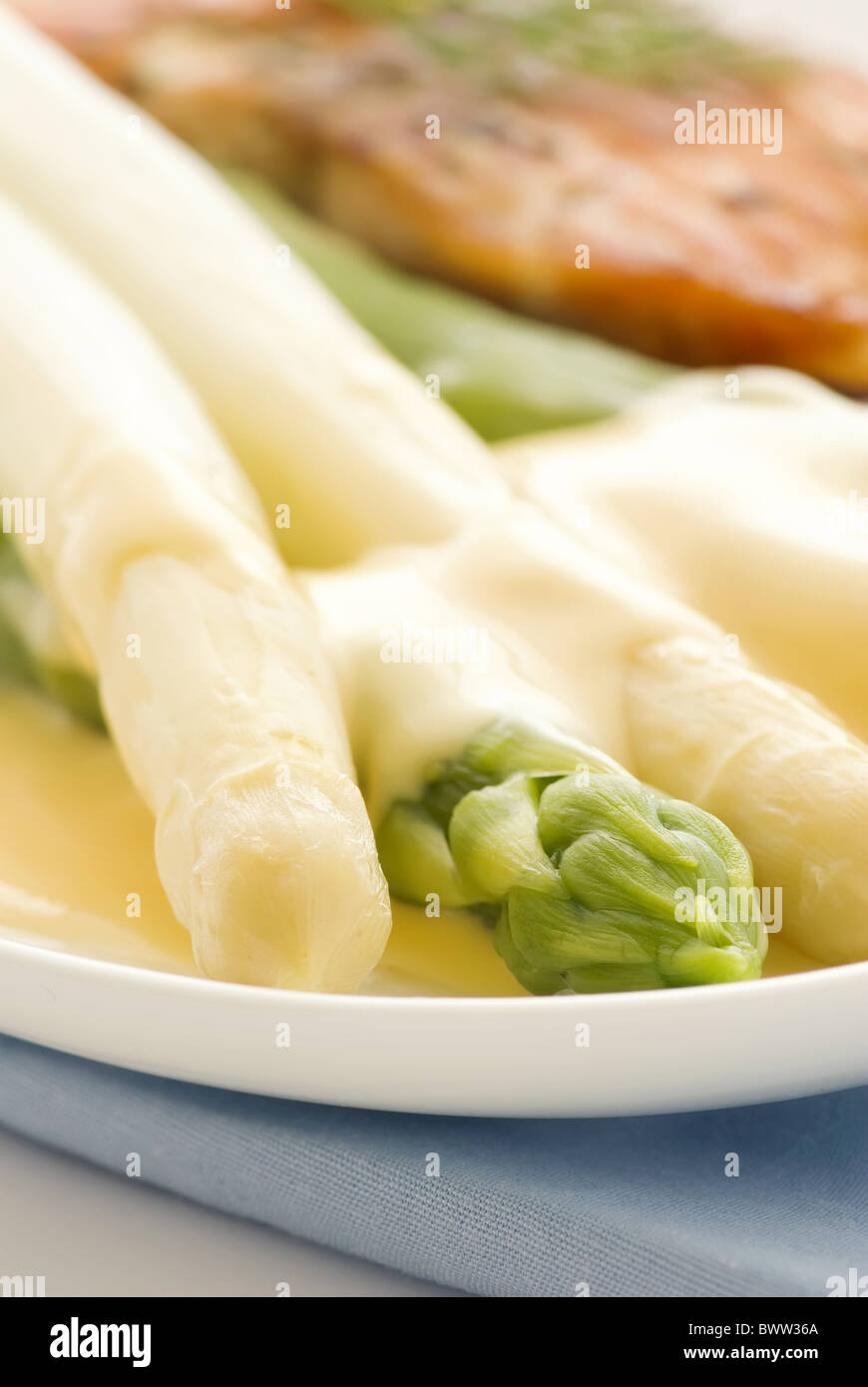 Verde e asparagi bianchi con il salmone selvatico e patate come primo piano su una piastra Foto Stock