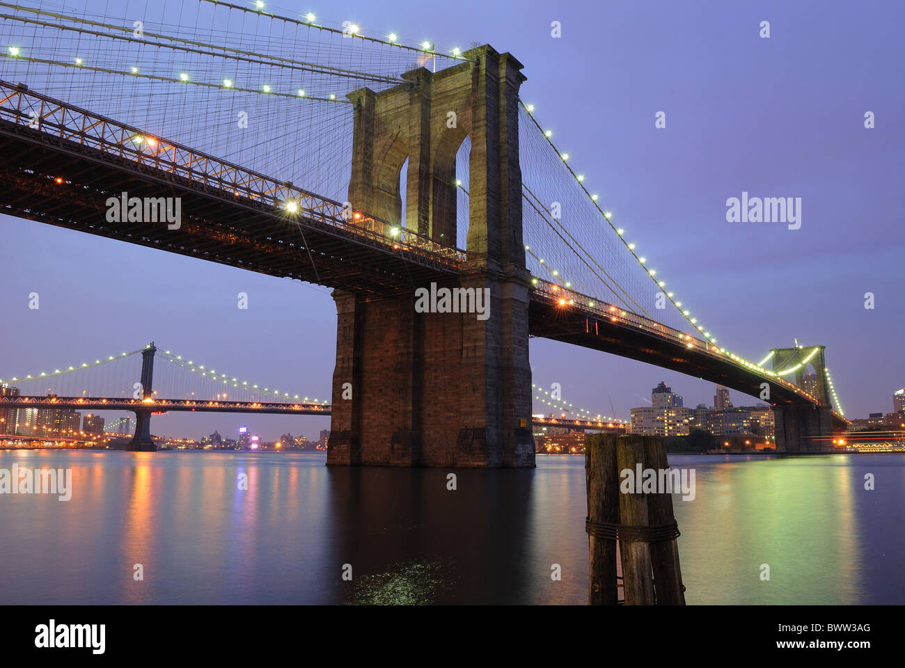 Il Ponte di Brooklyn scintillante di notte. Foto Stock