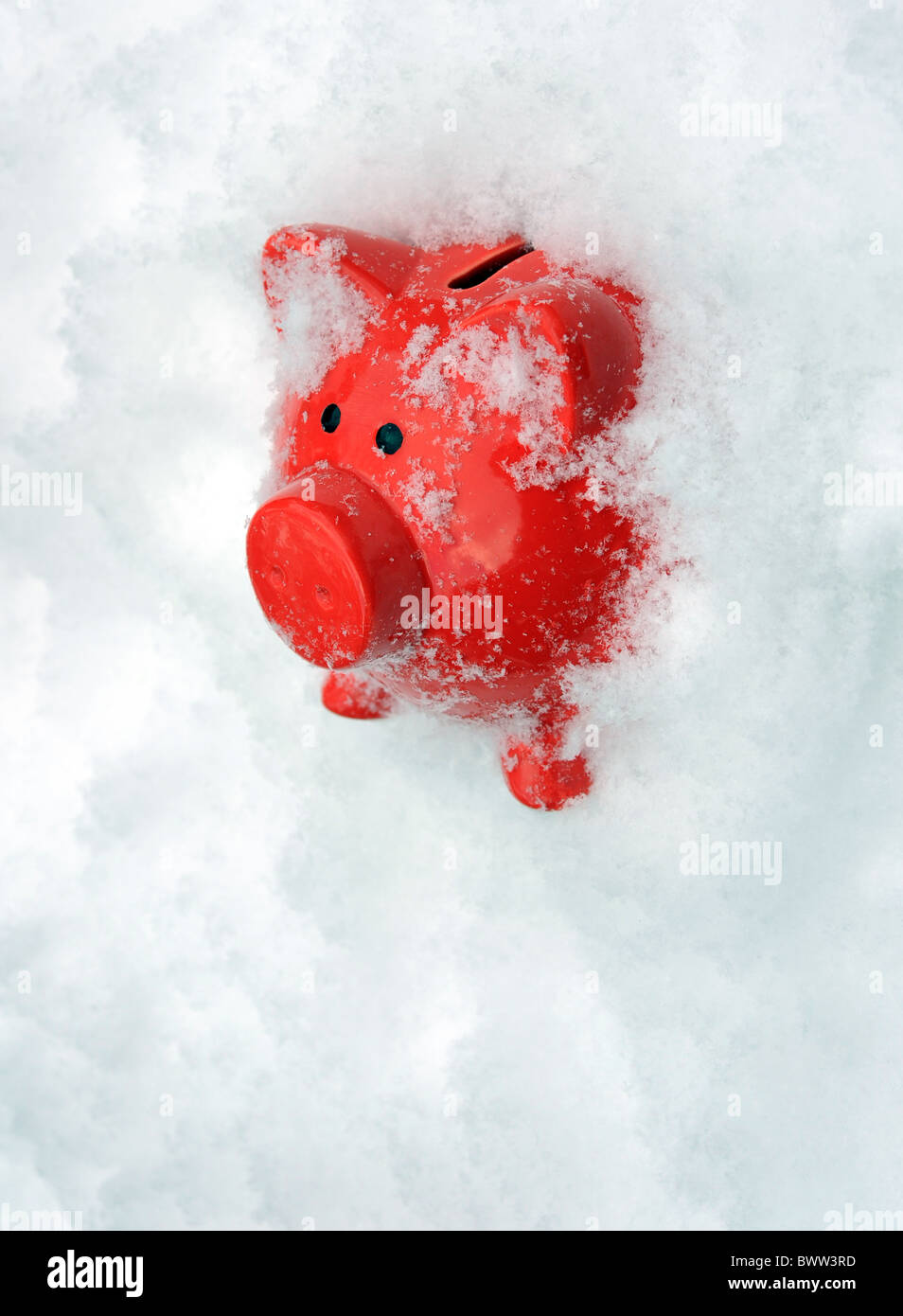PIGGYBANK in inverno nevoso condizioni congelati ri risparmi di denaro contante mercati carburante invernale pagamenti ETC Foto Stock