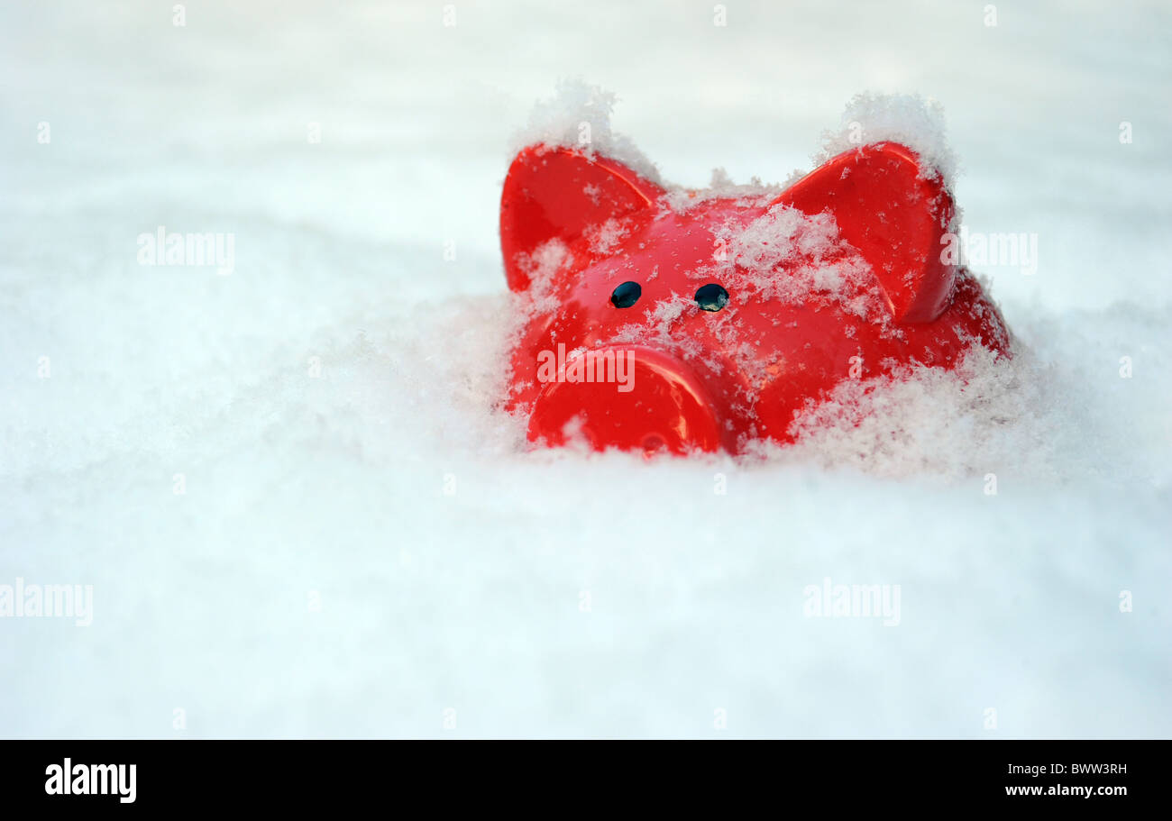 PIGGYBANK in inverno nevoso condizioni congelati ri risparmi di denaro contante mercati carburante invernale pagamenti costi di energia di riscaldamento bollette REGNO UNITO Foto Stock
