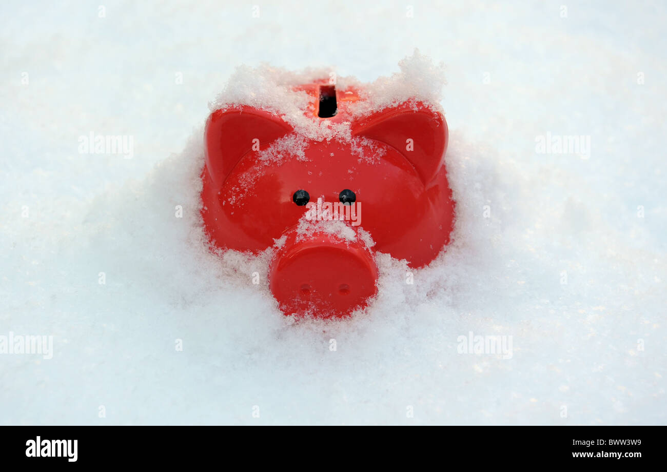 PIGGYBANK in inverno nevoso condizioni congelati ri risparmi di denaro contante mercati carburante invernale pagamenti ETC Foto Stock