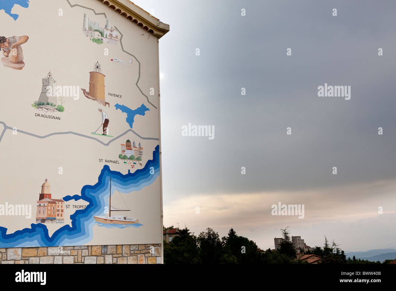 Un murale raffigurante una mappa dell'area sul lato di un edificio in Fayance, Var, Provence-Alpes-Côte d'Azur, in Francia. Foto Stock