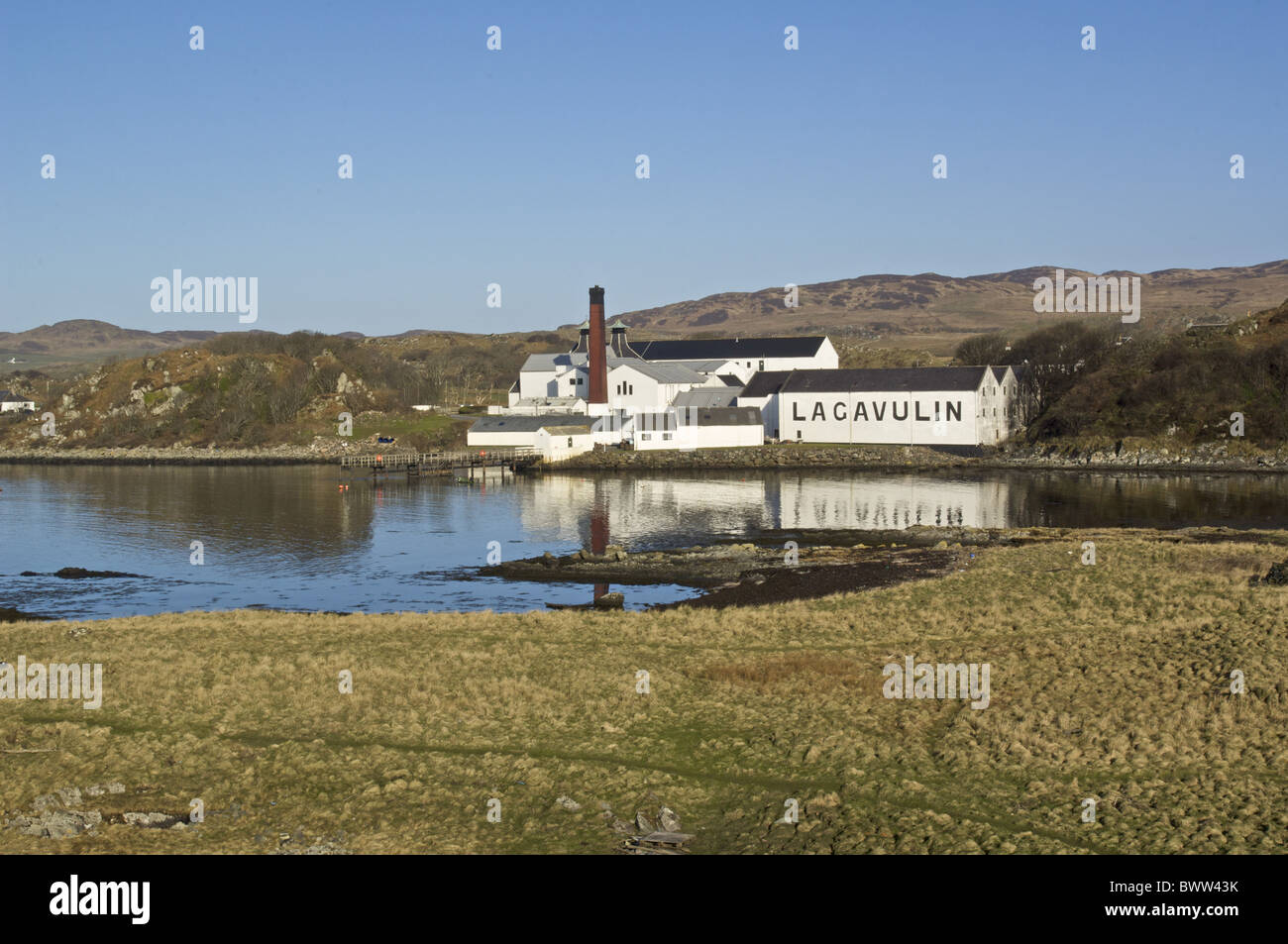 Costa Distilleria Lagavulin Islay Sea Regno Unito gran bretagna british scottish scozia islay island isole isola isles paese scenic Foto Stock