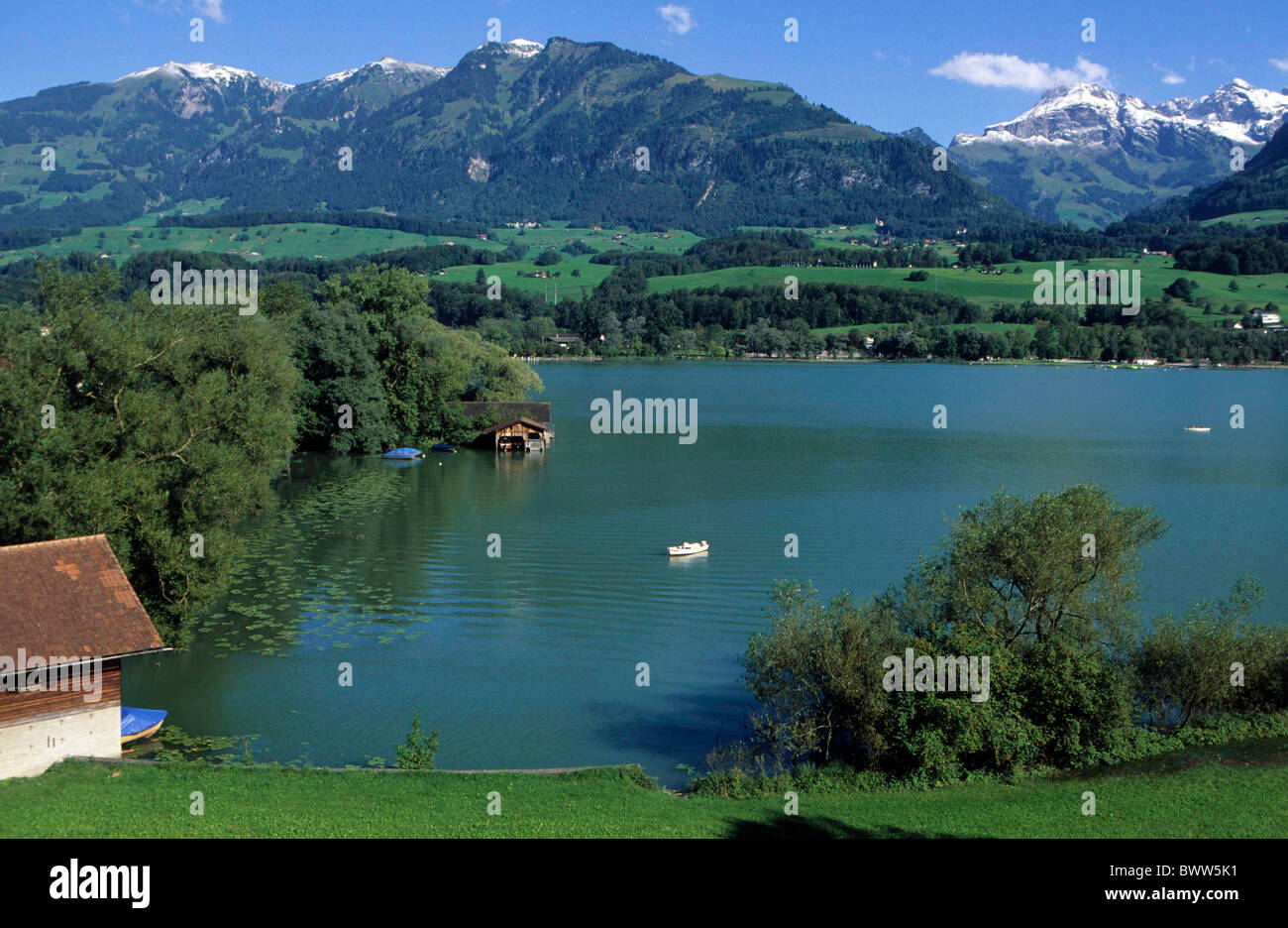 Svizzera Europa Canton Obvaldo Lago di Sarnen barche montagne delle Alpi di montagna la natura alpina scener paesaggio Foto Stock