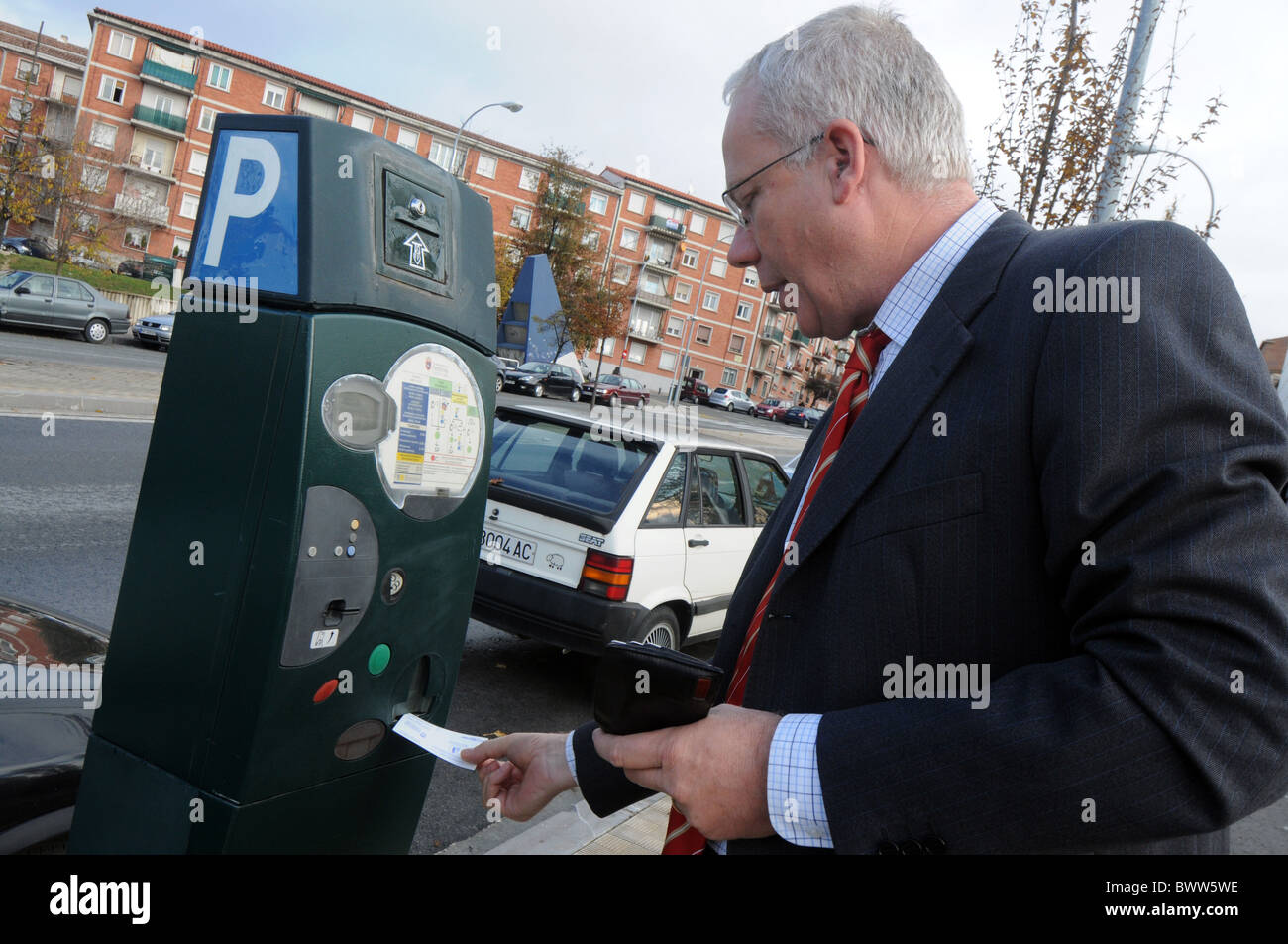 Uomo di acquistare un biglietto di parcheggio, Spagna Foto Stock