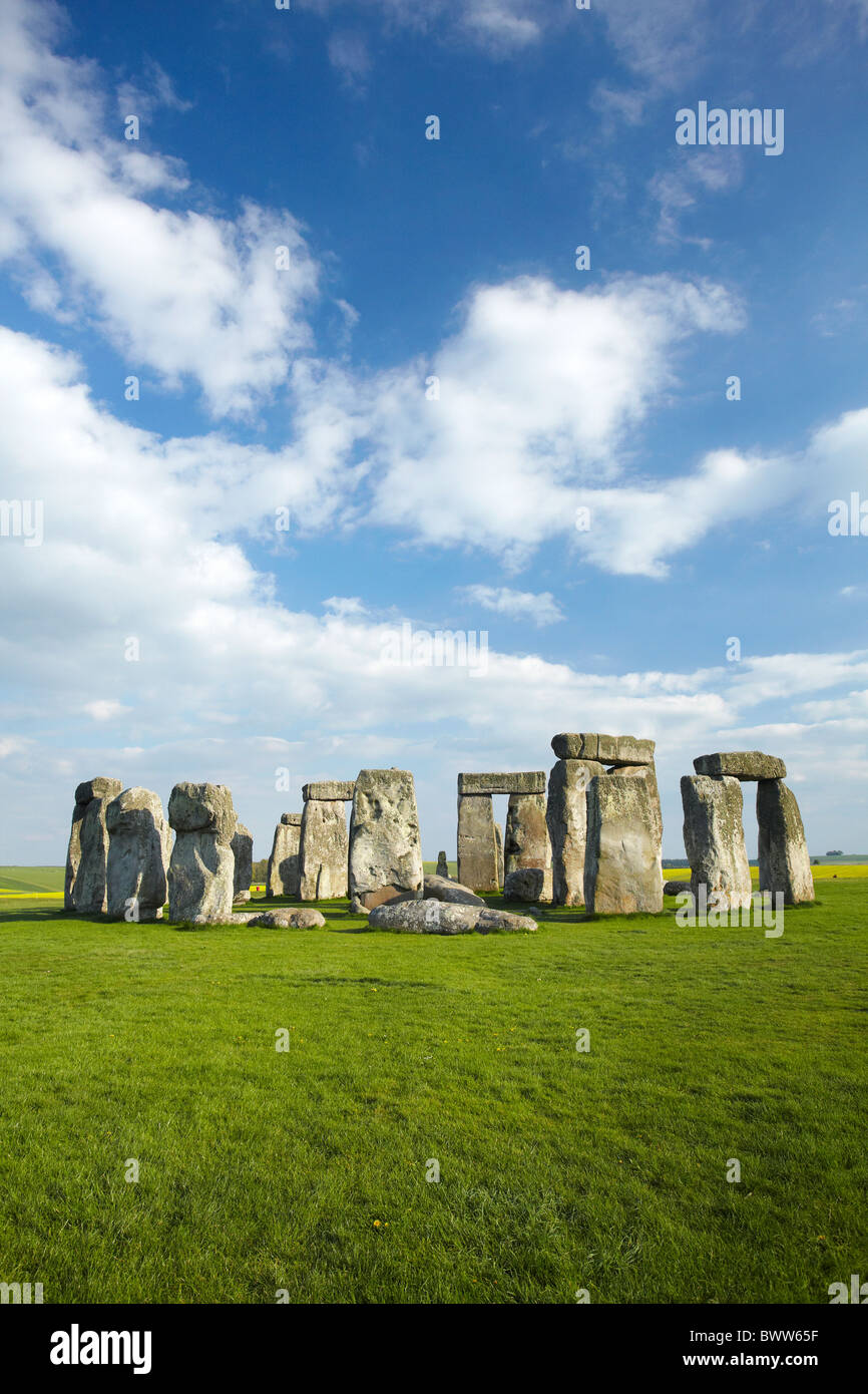 Stonehenge (circa 2500 a.C.), il Sito Patrimonio Mondiale dell'UNESCO, Wiltshire, Inghilterra, Regno Unito Foto Stock